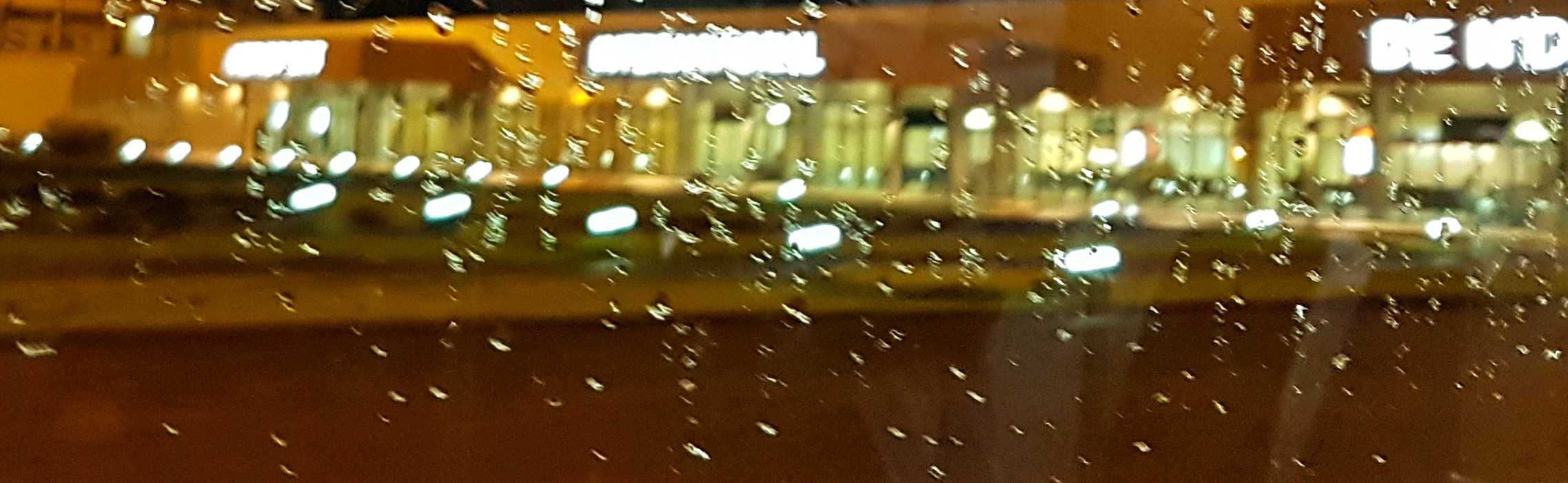 Arrivée de nuit sous la pluie à l'aéroport de N'Djili